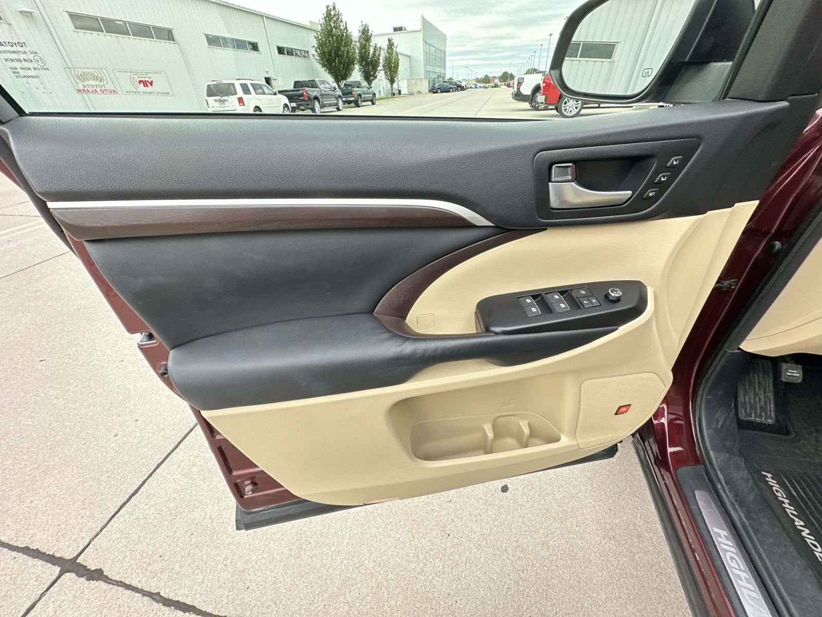 Used 2015 Toyota Highlander Limited Platinum AWD/4WD image 22