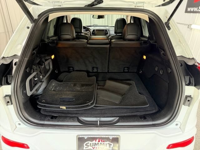 Used 2017 Jeep Cherokee Overland w/ Technology Group AWD/4WD image 9