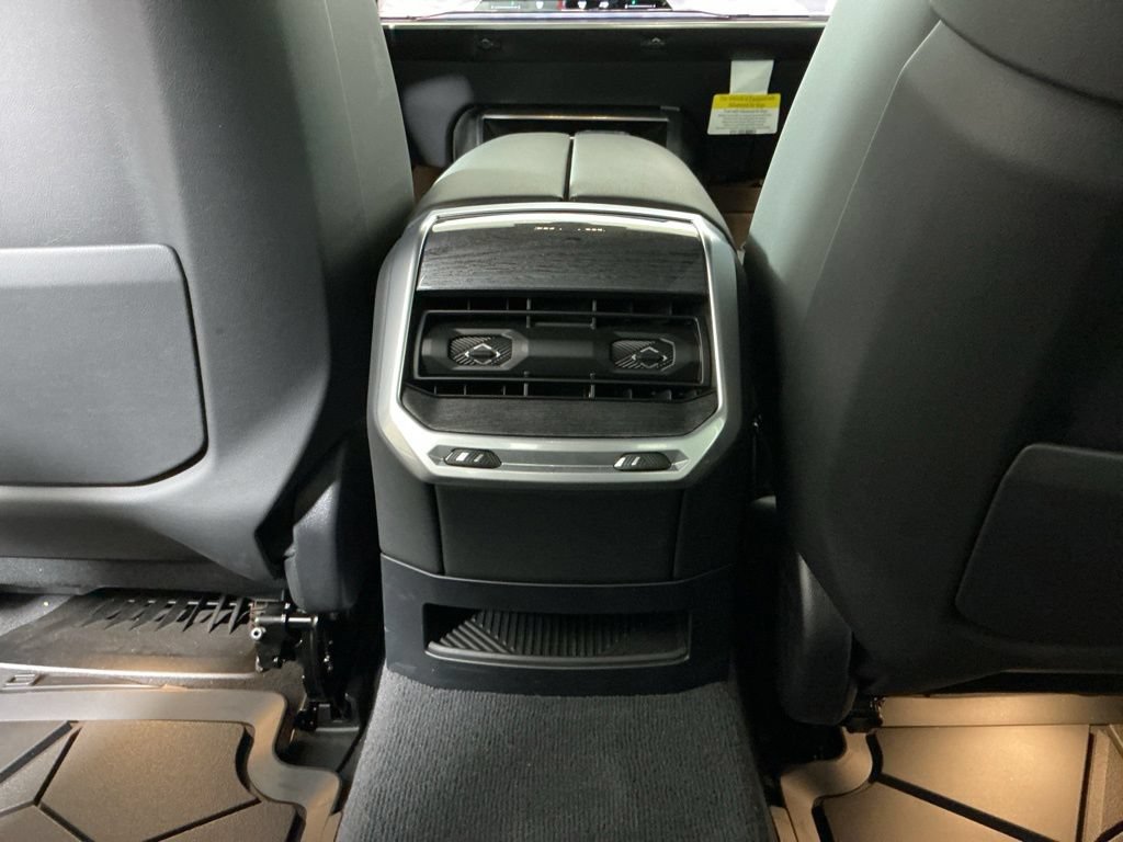 Certified 2025 BMW 740i xDrive w/ Premium Package AWD/4WD image 27