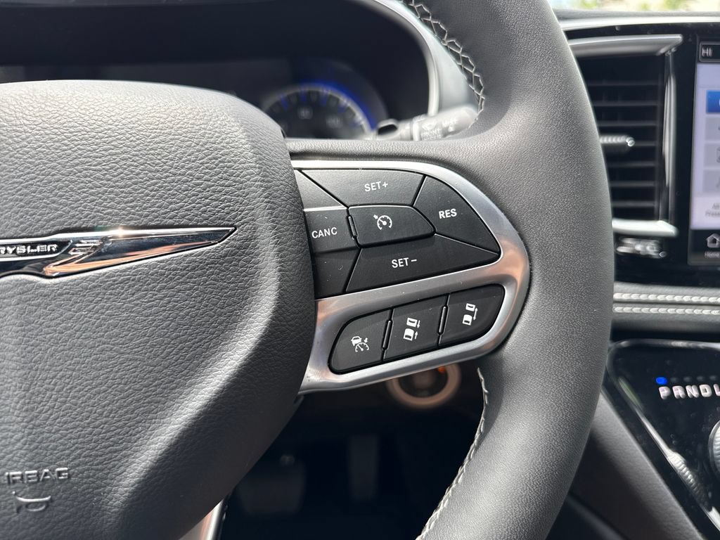 Used 2026 Chrysler Pacifica Limited FWD image 17