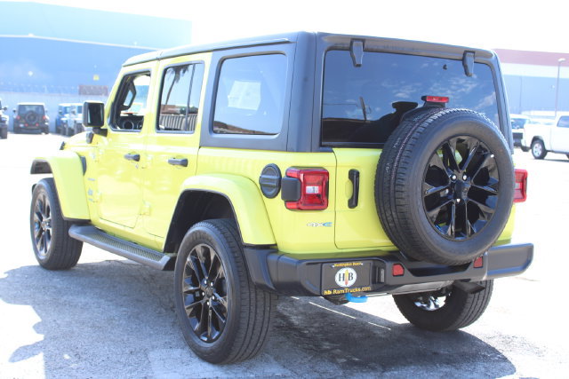 Used 2022 Jeep Wrangler Unlimited Sahara w/ Cold Weather Group AWD/4WD image 3