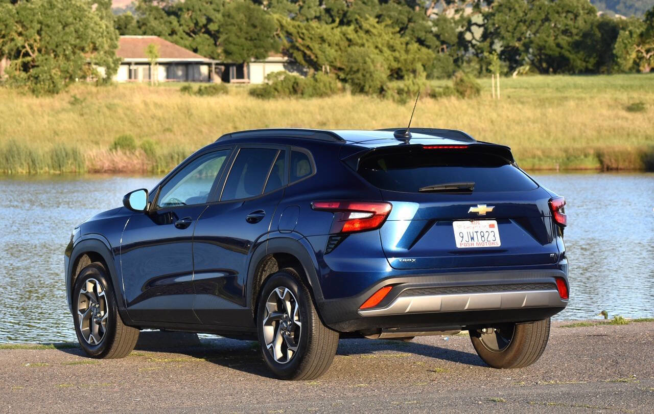 Used 2024 Chevrolet Trax LT w/ Sunroof Package FWD image 11