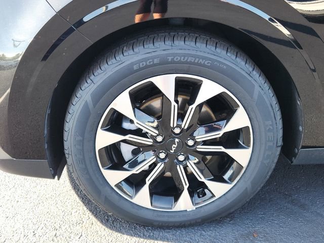 Used 2022 Kia Carnival EX image 8