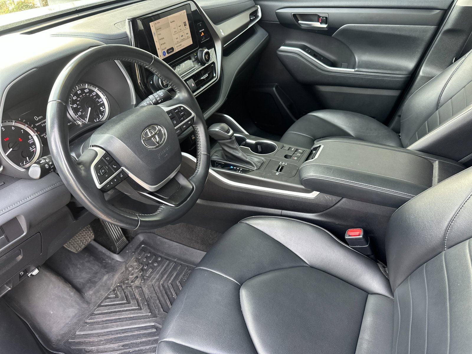 Used 2023 Toyota Highlander XLE image 9