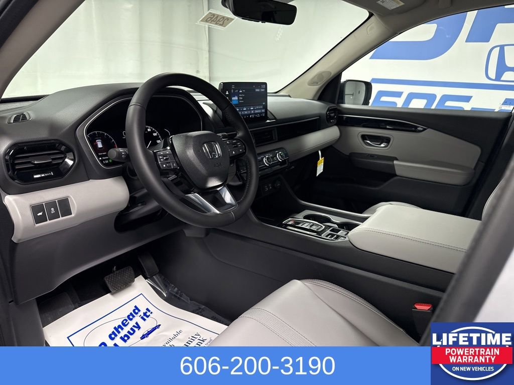New 2025 Honda Pilot Touring image 32