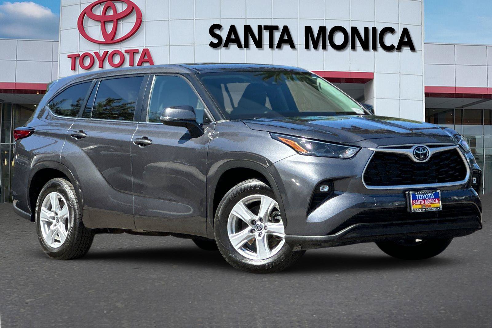 Used 2023 Toyota Highlander LE FWD image 2