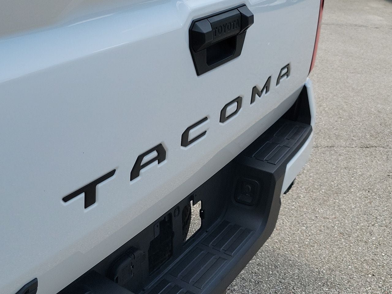 Used 2024 Toyota Tacoma SR5 AWD/4WD image 6