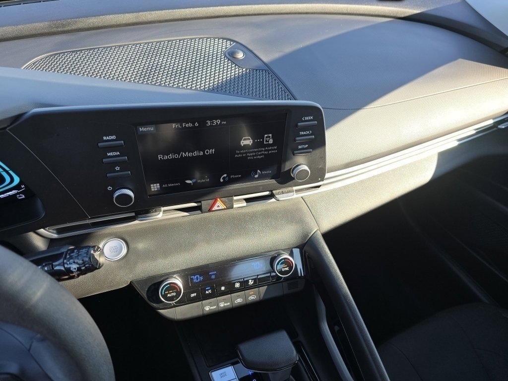 Used 2025 Hyundai Elantra Blue image 31