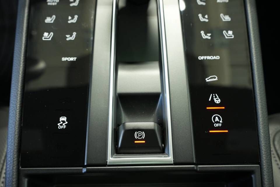 Certified 2025 Porsche Macan AWD/4WD image 22