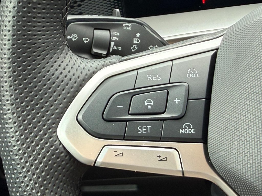 Used 2025 Volkswagen Tiguan SE R-Line AWD/4WD image 15