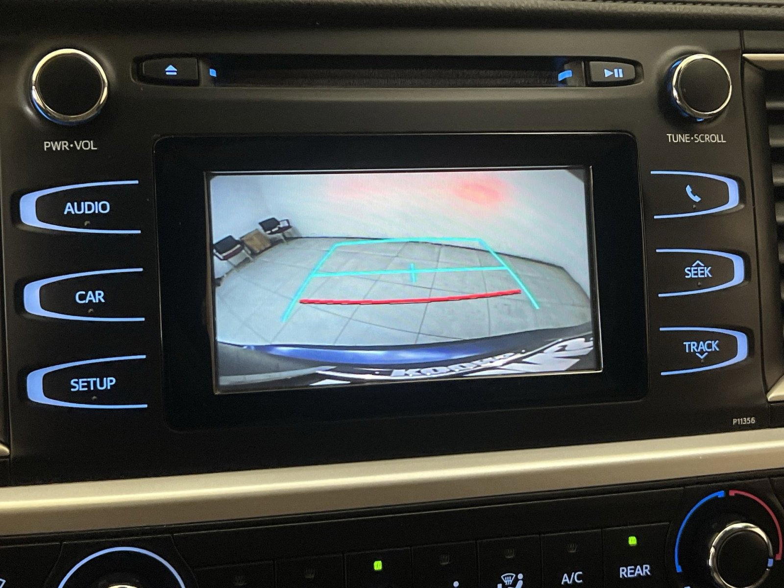 Used 2017 Toyota Highlander LE FWD image 18
