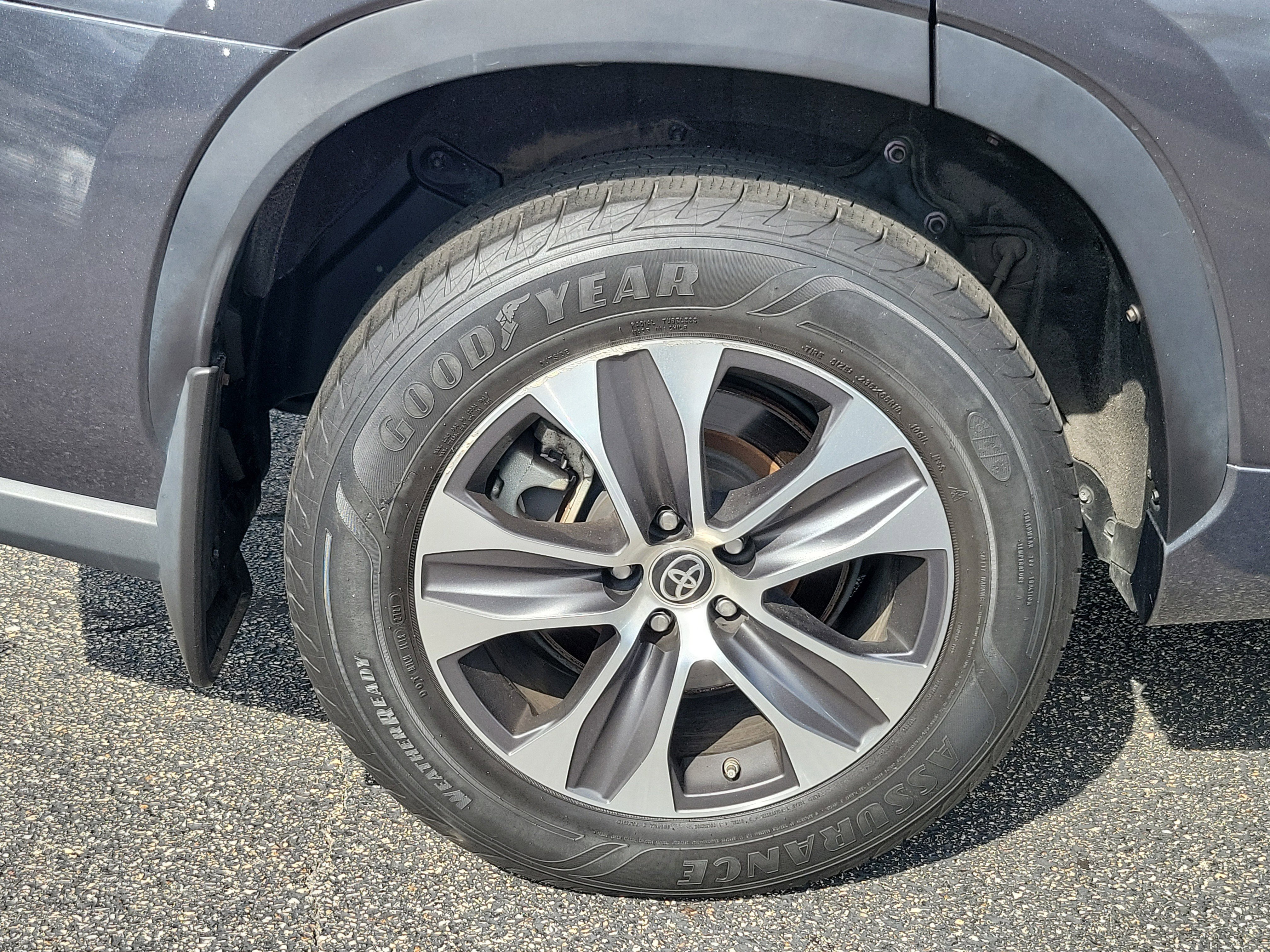 Used 2021 Toyota Highlander XLE image 5