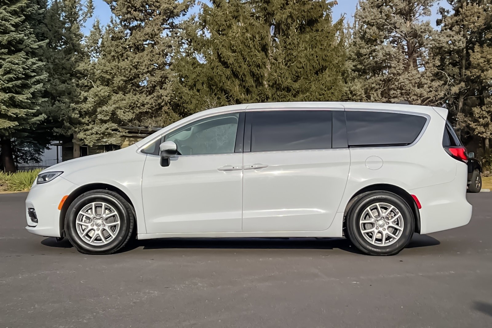 Used 2023 Chrysler Pacifica Touring-L image 8