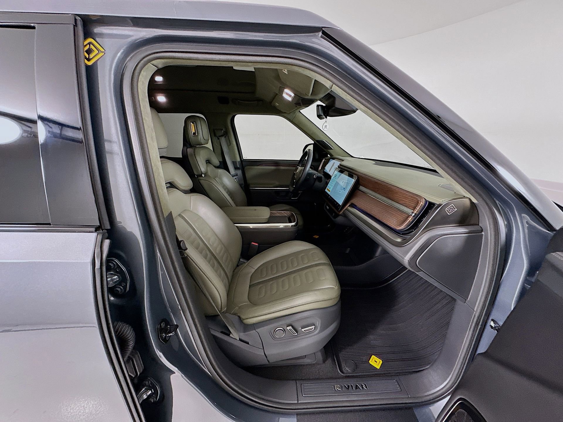 Used 2023 Rivian R1T Adventure AWD/4WD image 31