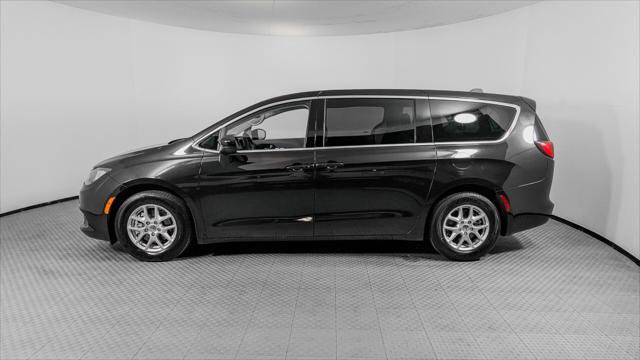 Used 2023 Chrysler Voyager LX FWD image 3