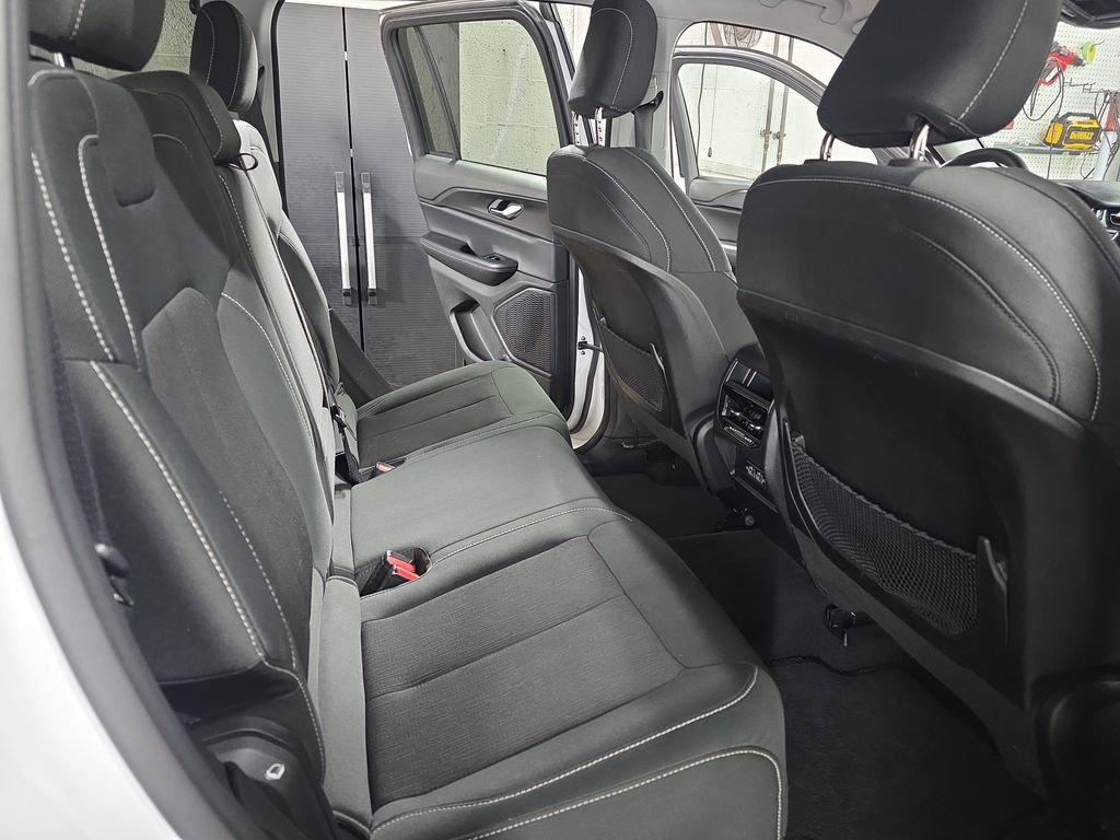 Used 2023 Jeep Grand Cherokee Laredo image 11