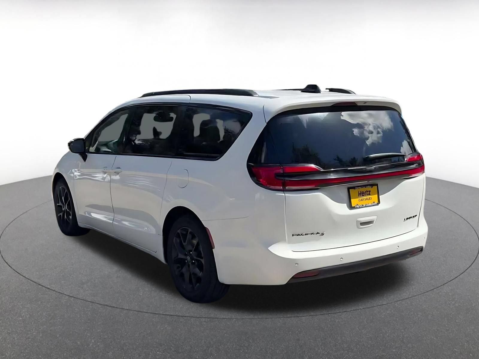 Used 2025 Chrysler Pacifica Limited FWD image 9