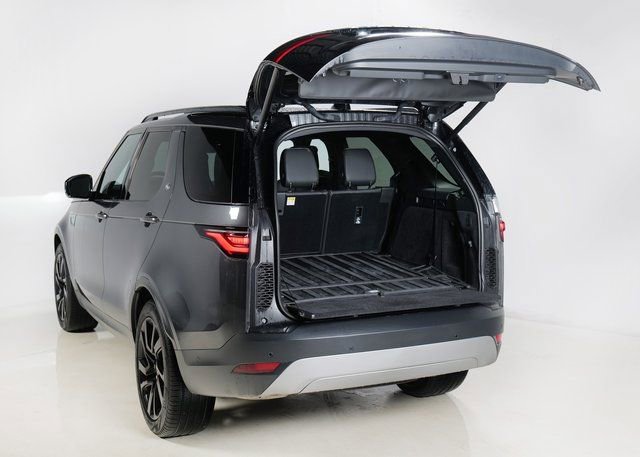Used 2025 Land Rover Discovery S image 30