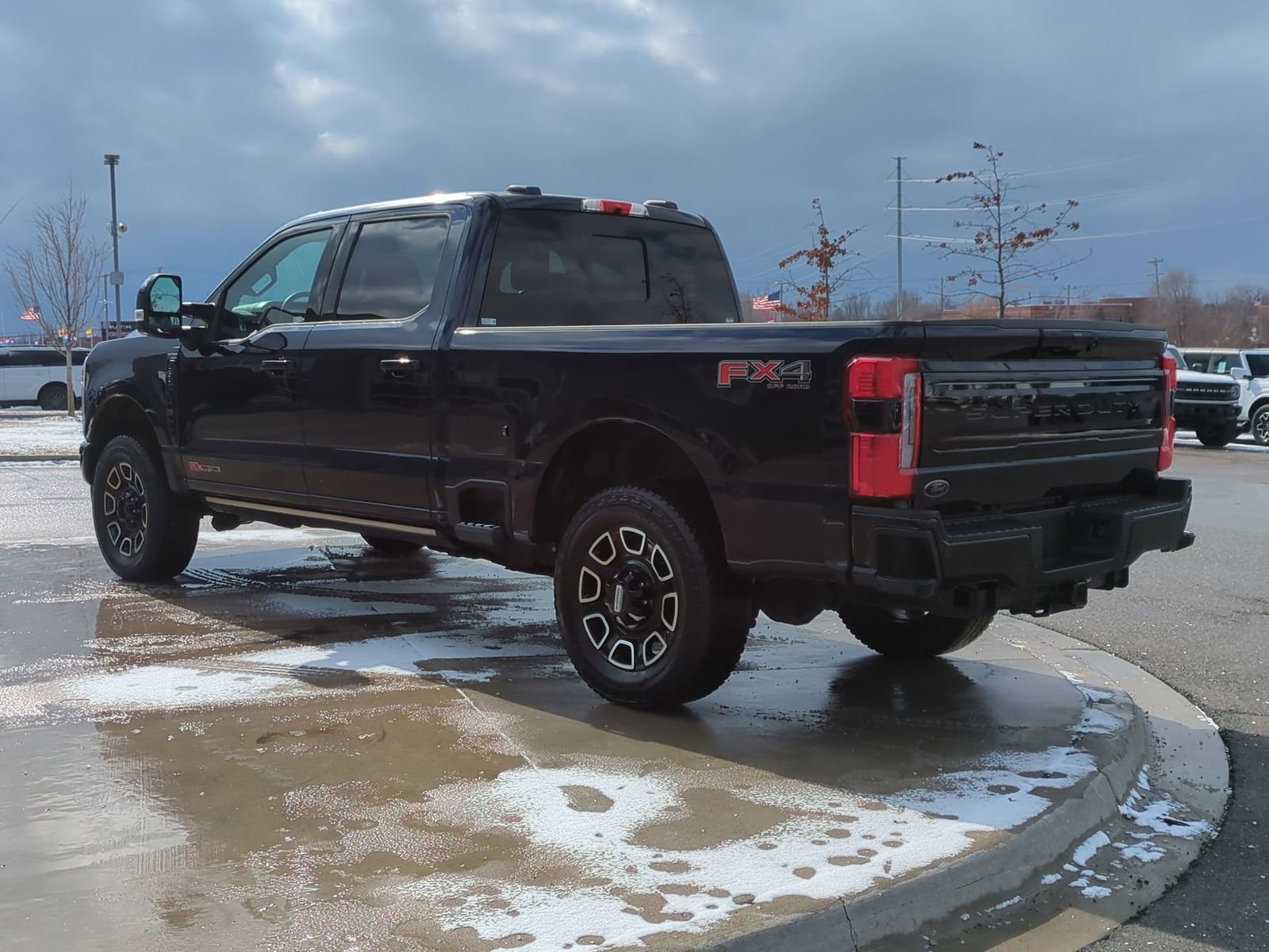 Used 2025 Ford F350 Platinum w/ FX4 Off-Road Package image 5