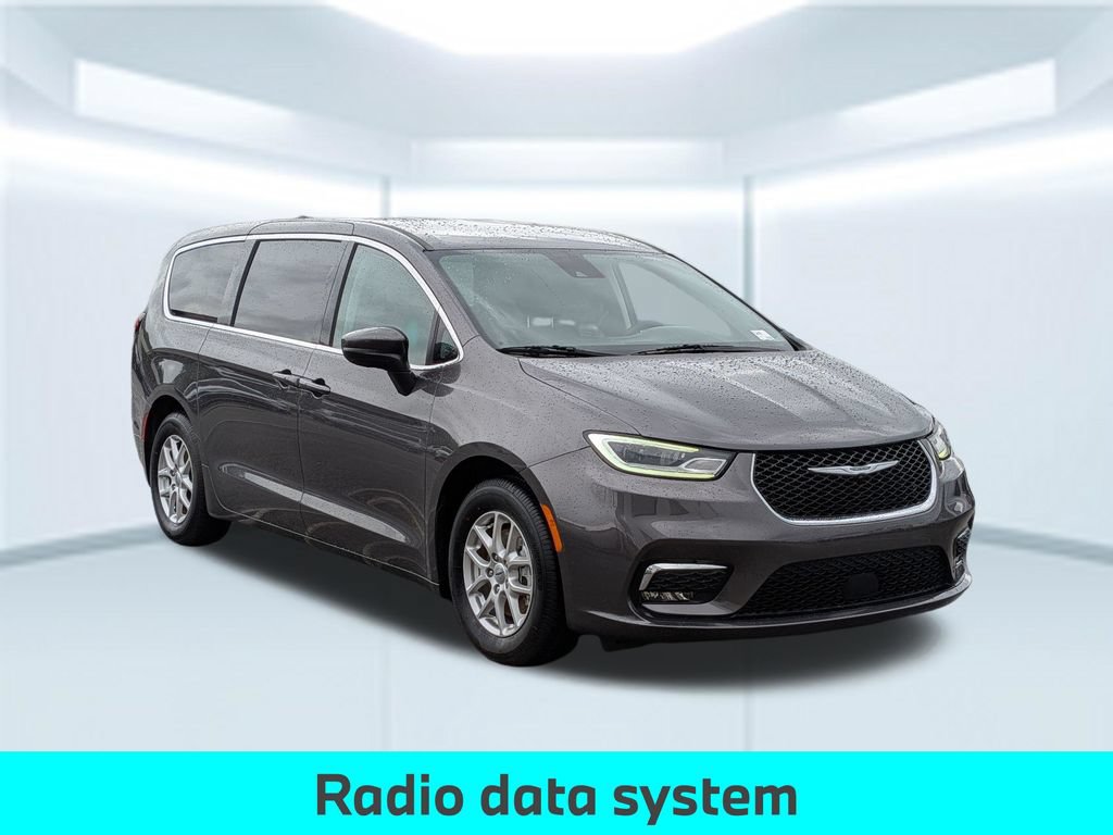 Used 2023 Chrysler Pacifica Touring-L FWD image 9