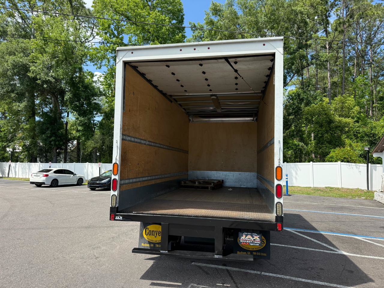 Used 2019 Isuzu NPR RWD image 4