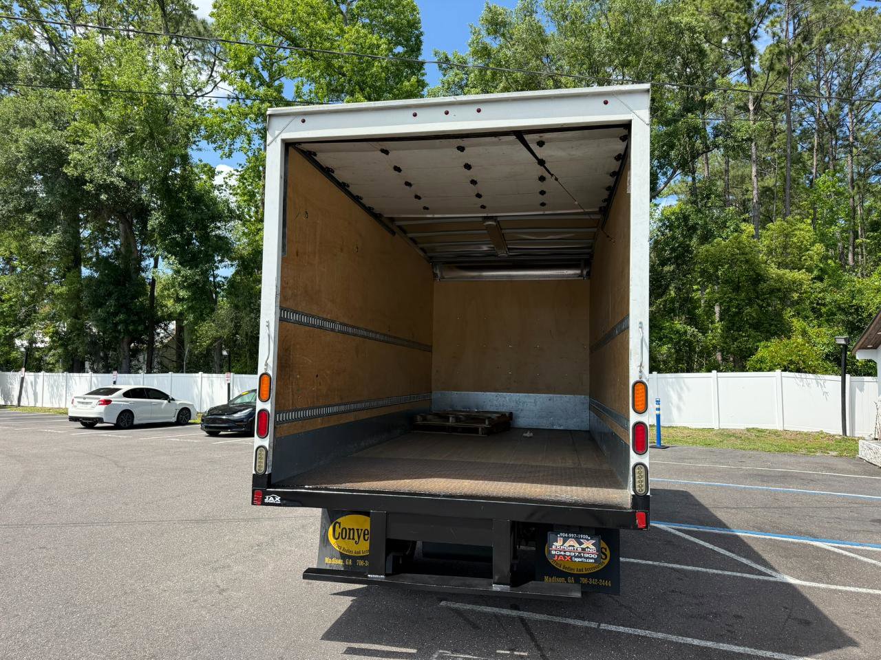 Used 2019 Isuzu NPR RWD image 4