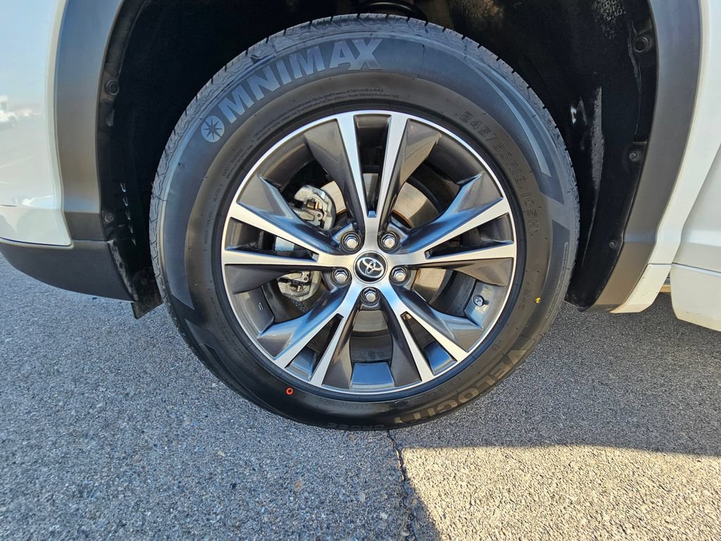 Used 2018 Toyota Highlander LE w/ Carpet Mat Package (TMS) FWD image 26