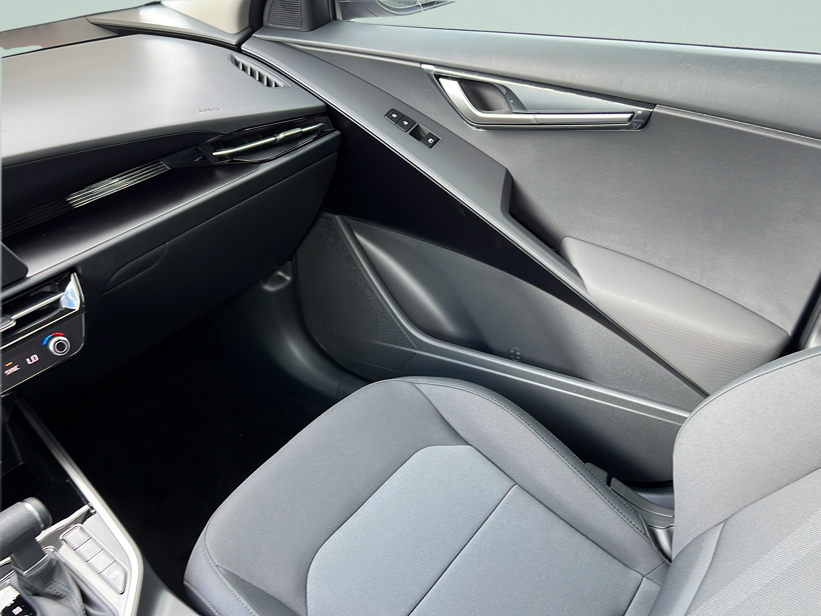 New 2026 Kia Niro LX FWD image 16