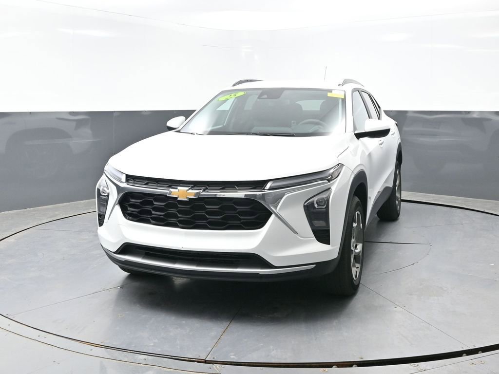 Used 2025 Chevrolet Trax LT FWD image 7