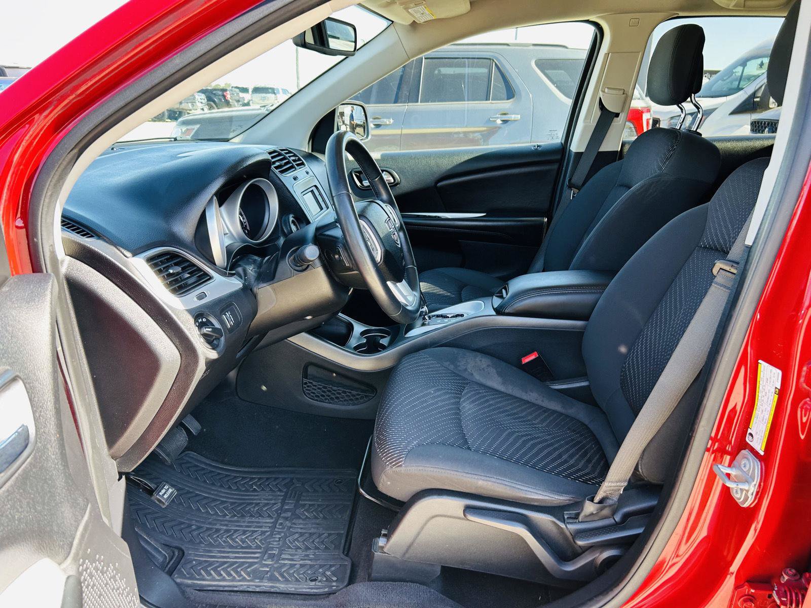 Used 2018 Dodge Journey SE w/ Connectivity Group FWD image 3