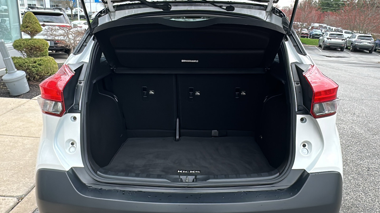 Used 2018 Nissan Kicks SR w/ Premium Package image 7