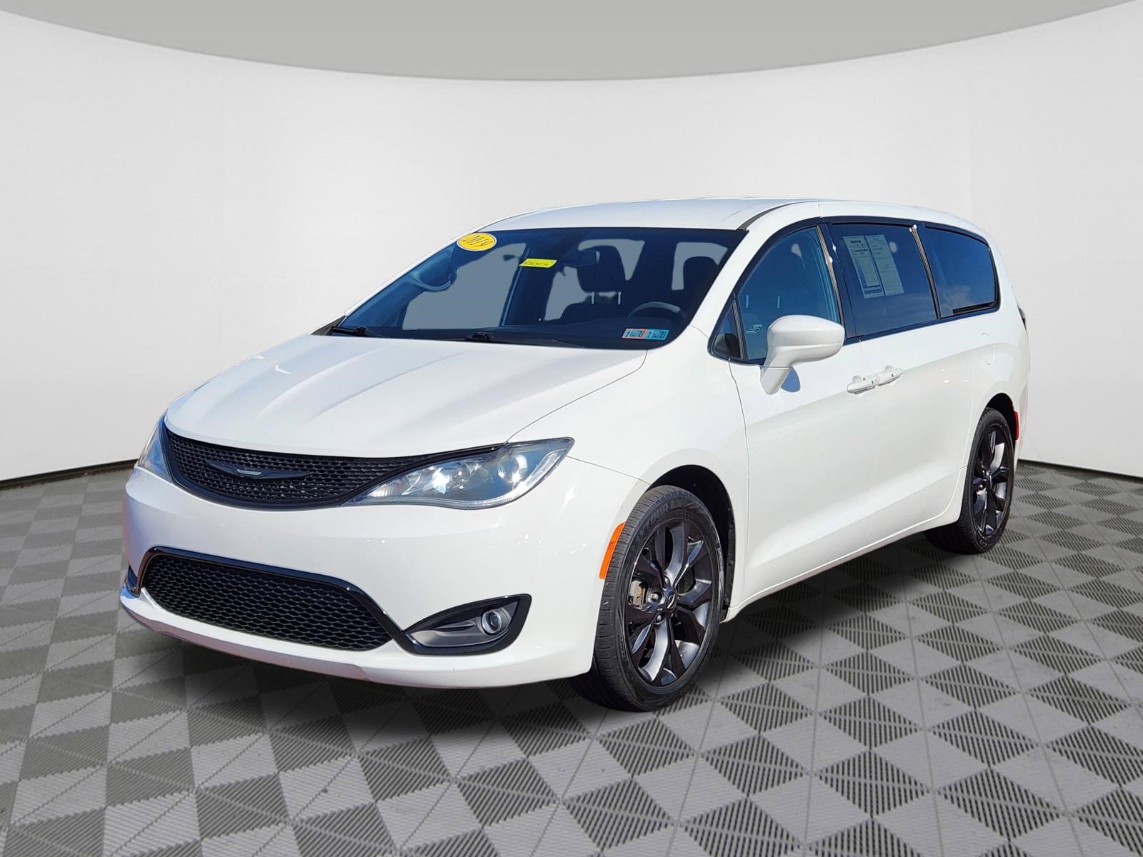 Used 2019 Chrysler Pacifica Touring Plus w/ S Appearance Package image 2