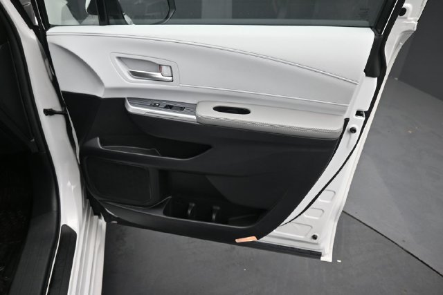 Used 2025 Toyota Sienna XLE w/ XLE Plus Package AWD/4WD image 32