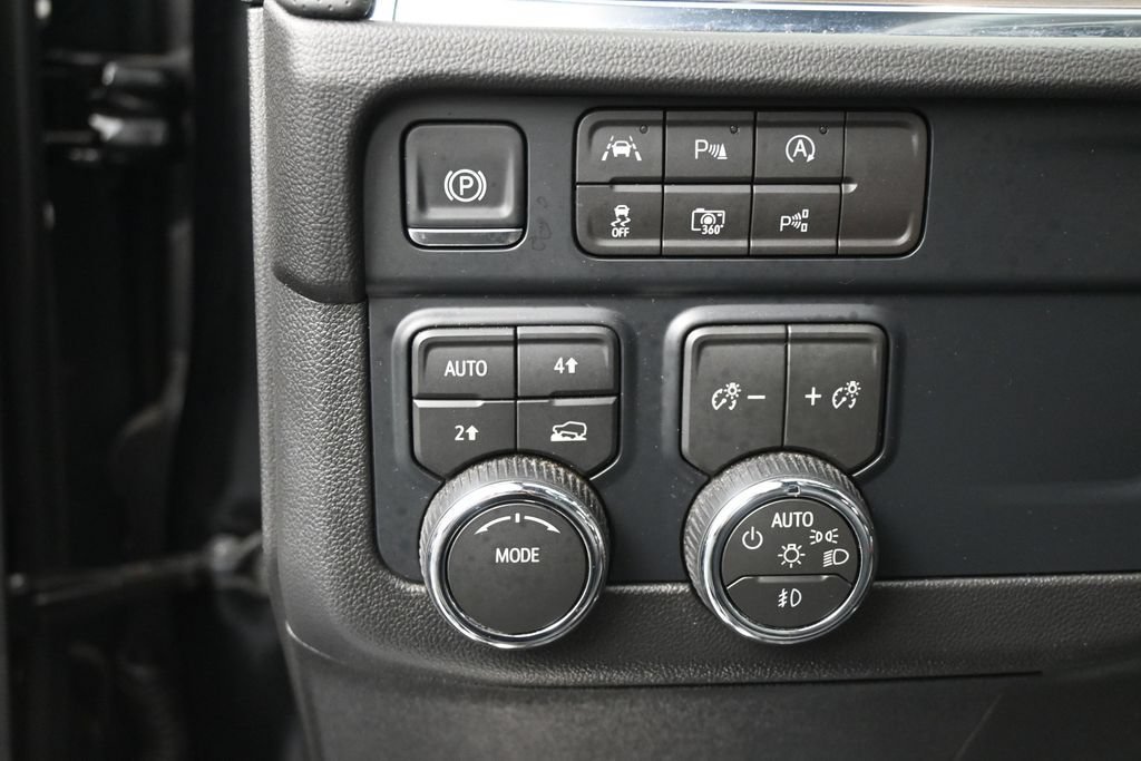 Used 2026 Chevrolet Suburban Premier AWD/4WD image 17