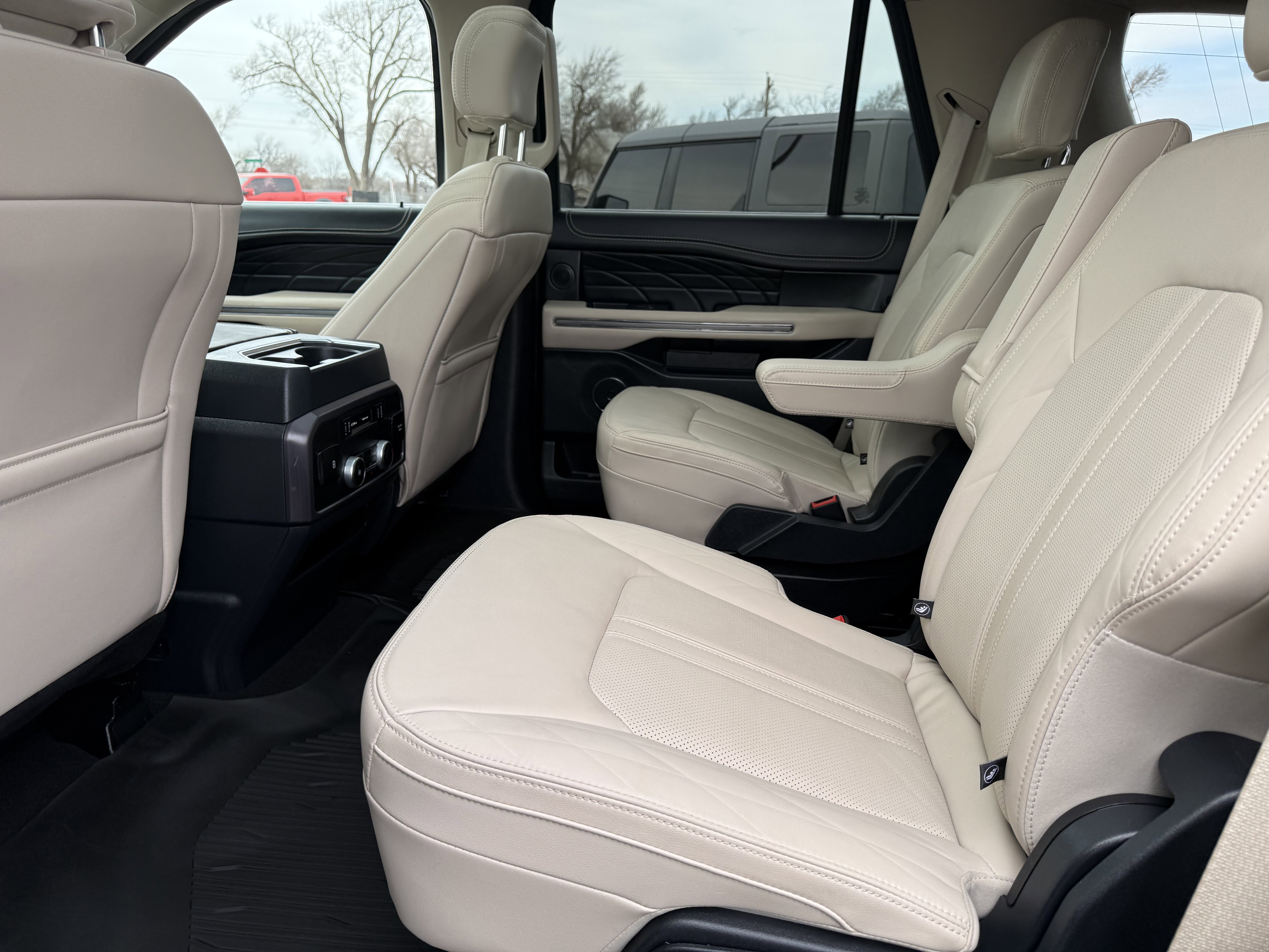 Used 2024 Ford Expedition Platinum image 8