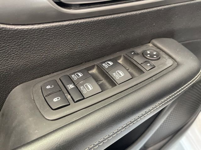 Used 2025 Chrysler Pacifica Select image 22