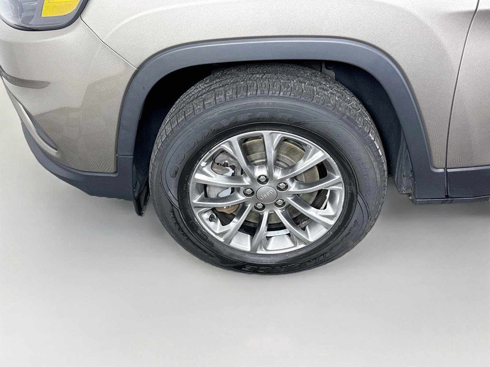 Used 2019 Jeep Cherokee Latitude Plus w/ Cold Weather Group AWD/4WD image 22