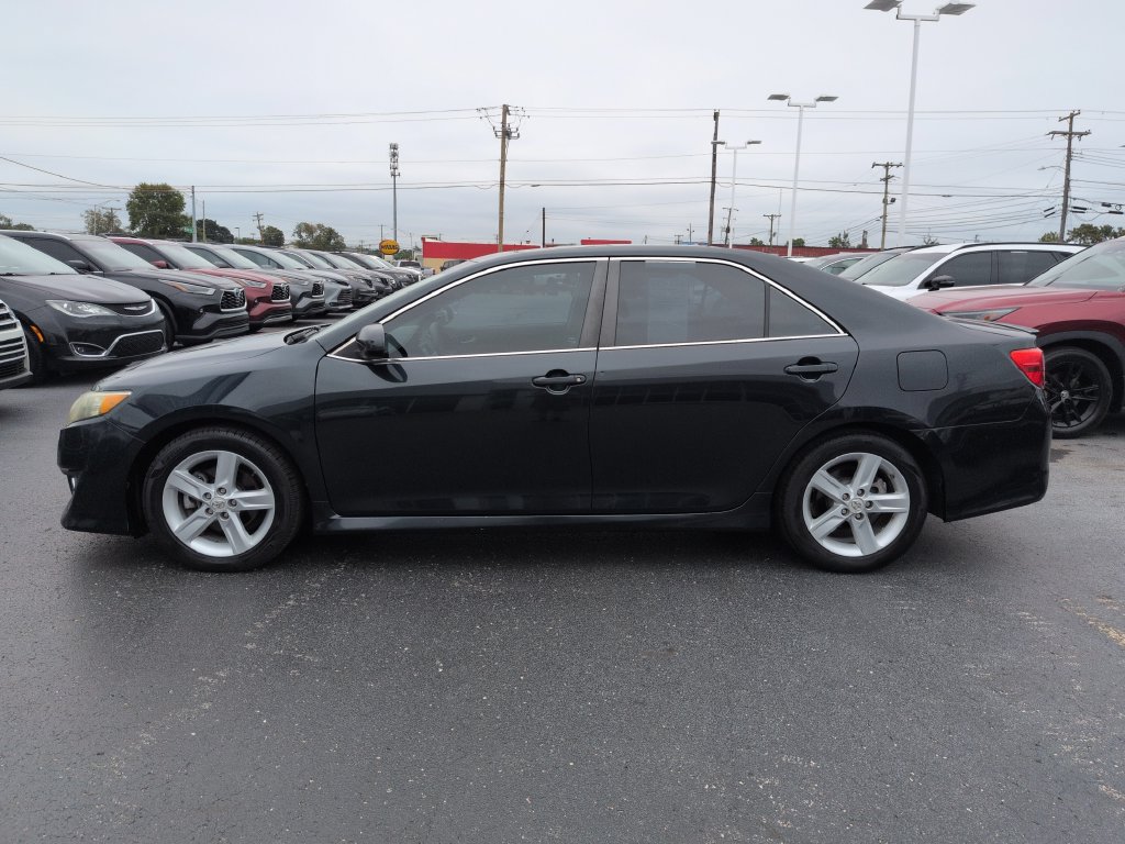 Used 2014 Toyota Camry SE w/ Moonroof Package FWD image 3