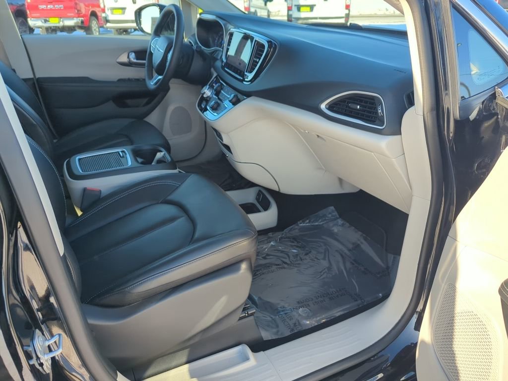 Used 2024 Chrysler Pacifica Touring-L image 37