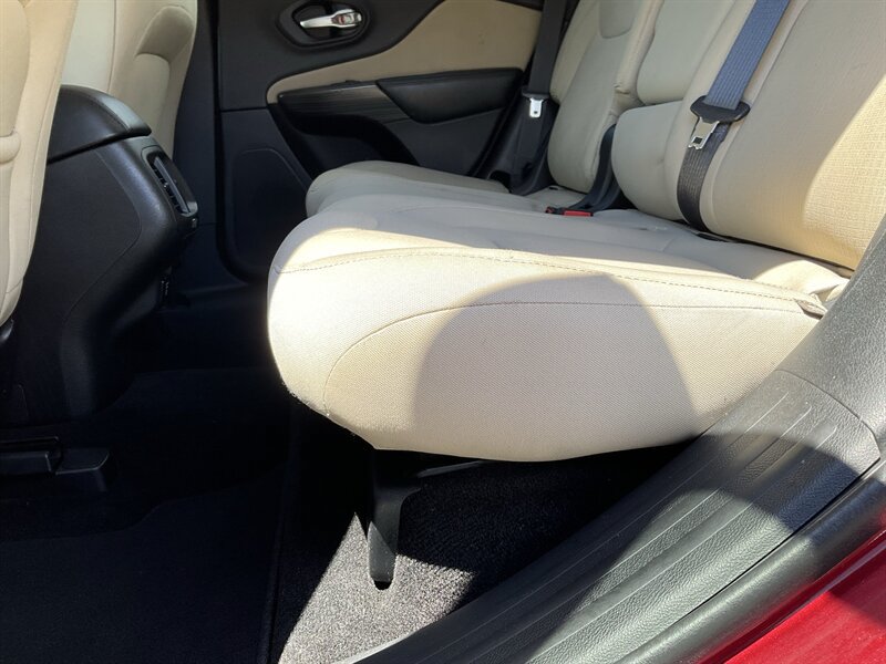 Used 2016 Jeep Cherokee Latitude FWD image 16