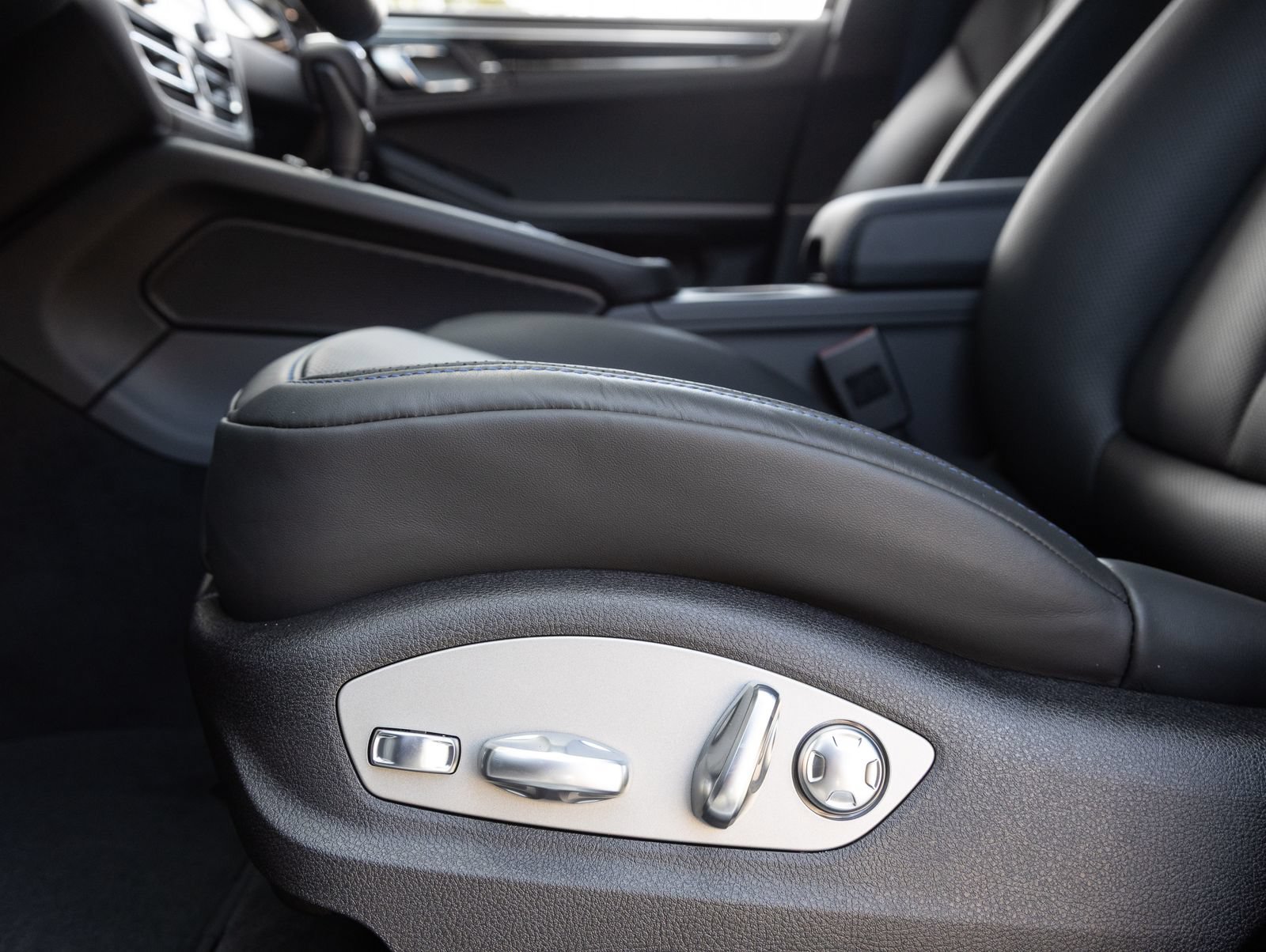 New 2026 Porsche Macan AWD/4WD image 21