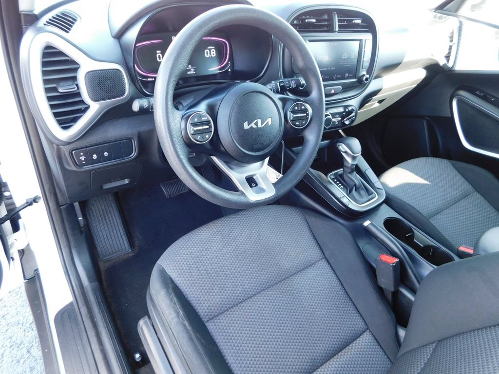 Used 2025 Kia Soul LX w/ LX Technology Package FWD image 13