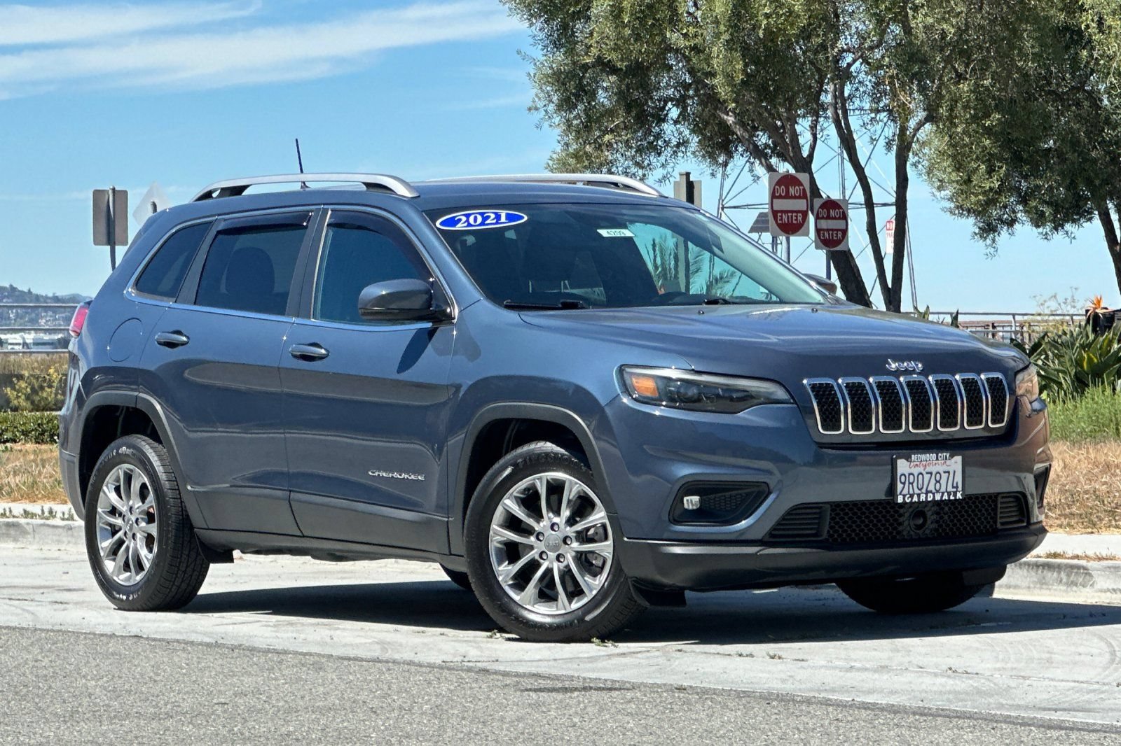 Used 2021 Jeep Cherokee Latitude Plus FWD image 2