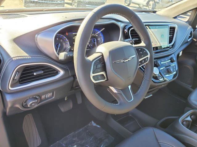 New 2026 Chrysler Pacifica Select image 7