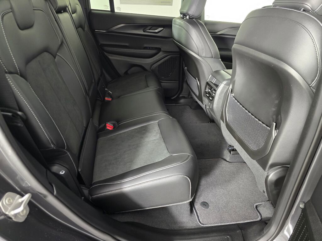 New 2025 Jeep Grand Cherokee Altitude image 26