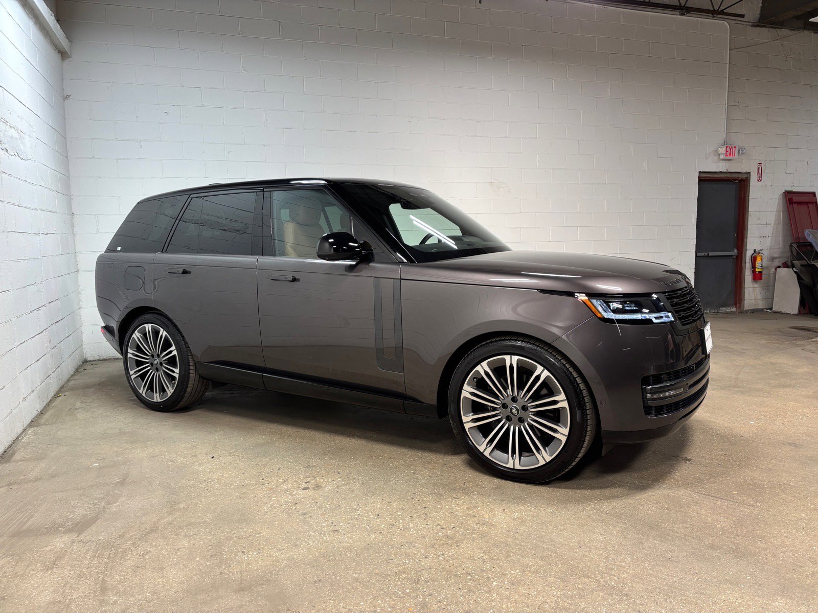 Used 2025 Land Rover Range Rover SE AWD/4WD image 5