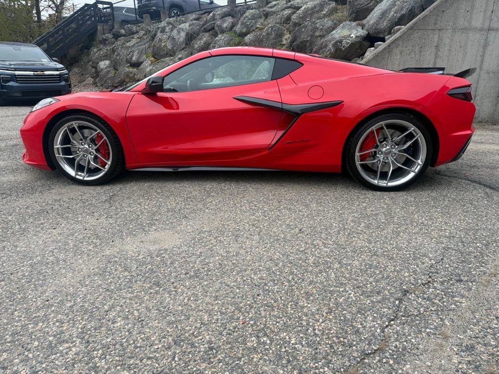 Used 2025 Chevrolet Corvette Z06 RWD image 3