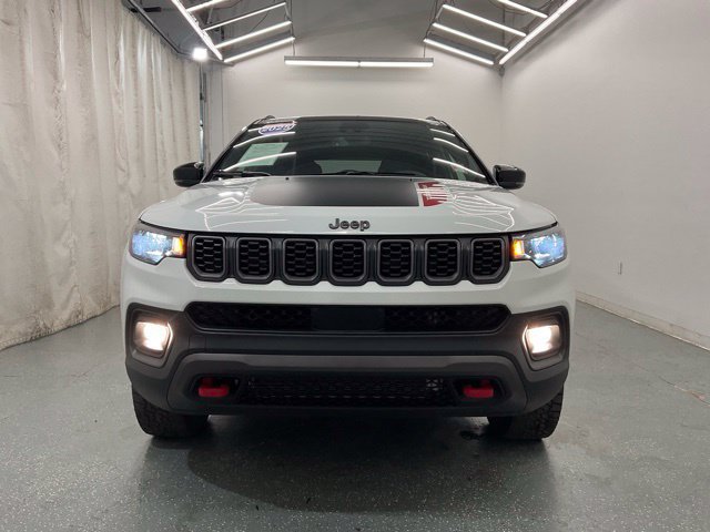 Used 2025 Jeep Compass Trailhawk AWD/4WD image 3