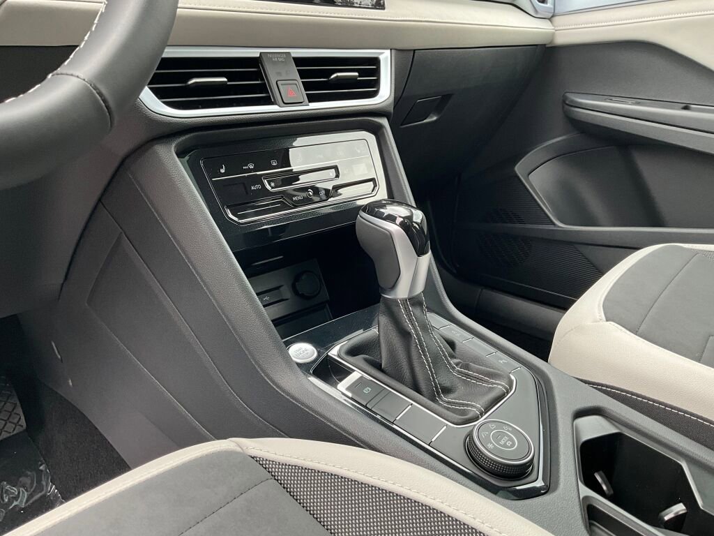 New 2025 Volkswagen Taos SE image 18
