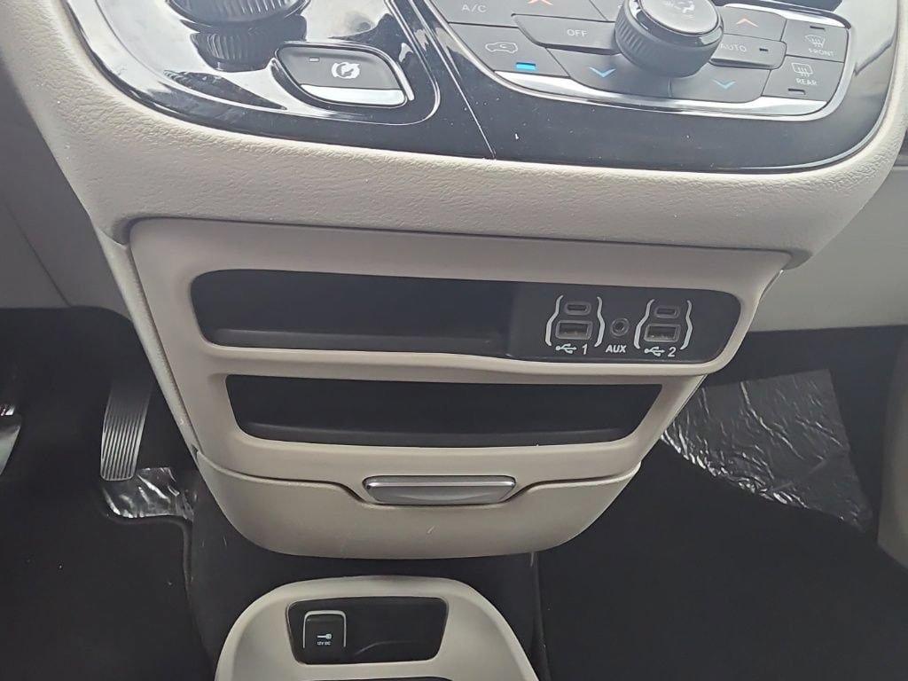 Used 2023 Chrysler Pacifica Touring-L FWD image 20